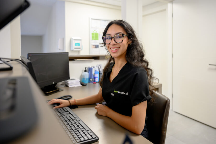 Girl in front desk in Icon Medical Centers accident clinic